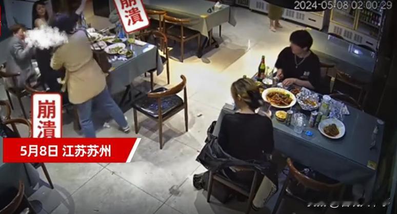 江苏苏州，一男子凌晨和朋友在饭店吃饭，不料，这时妻子却找了过来，二话不说就拿起酒
