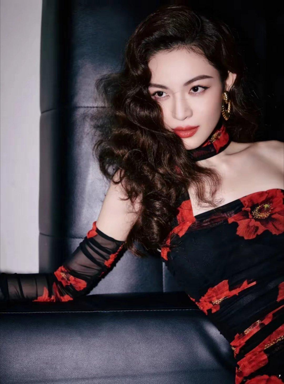 钟楚曦一袭红加黑抹胸花裙亮相网络春晚明媚动人！美得移不开眼睛，这身材谁看不迷糊呀