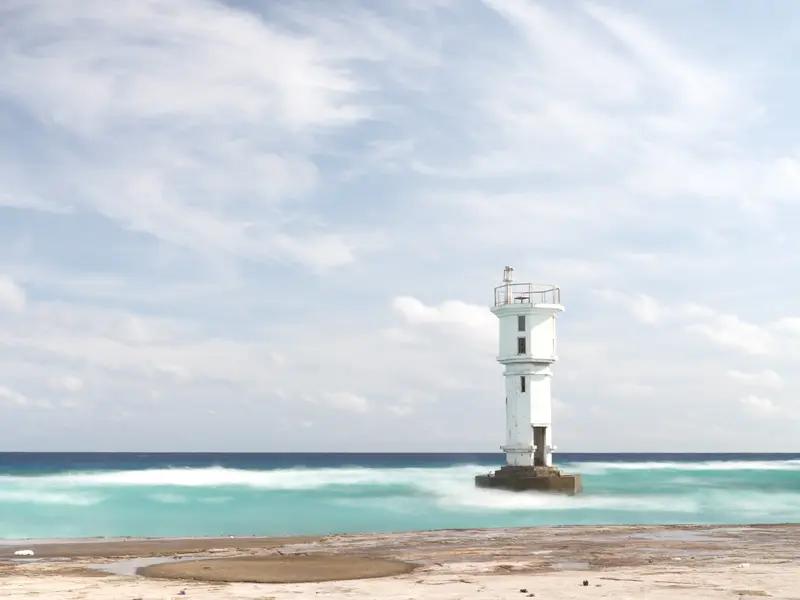 有作者写太平岛，只说“台湾目前驻军”，却故意漏掉它的行政区划——太平岛是南沙群岛