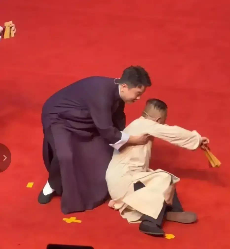 那个让观众差点报警的“叛徒浦志高”，60岁的膝盖摔得连路都走不利索——你信吗？