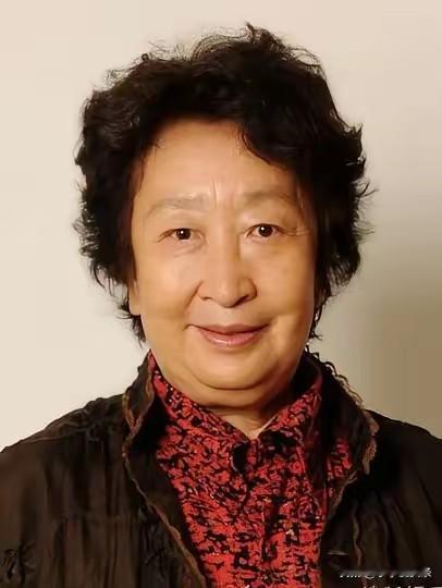 看了彭玉离世的消息，
心里突然空了一下，因为
人间少了一位看着就很暖心的老演员。