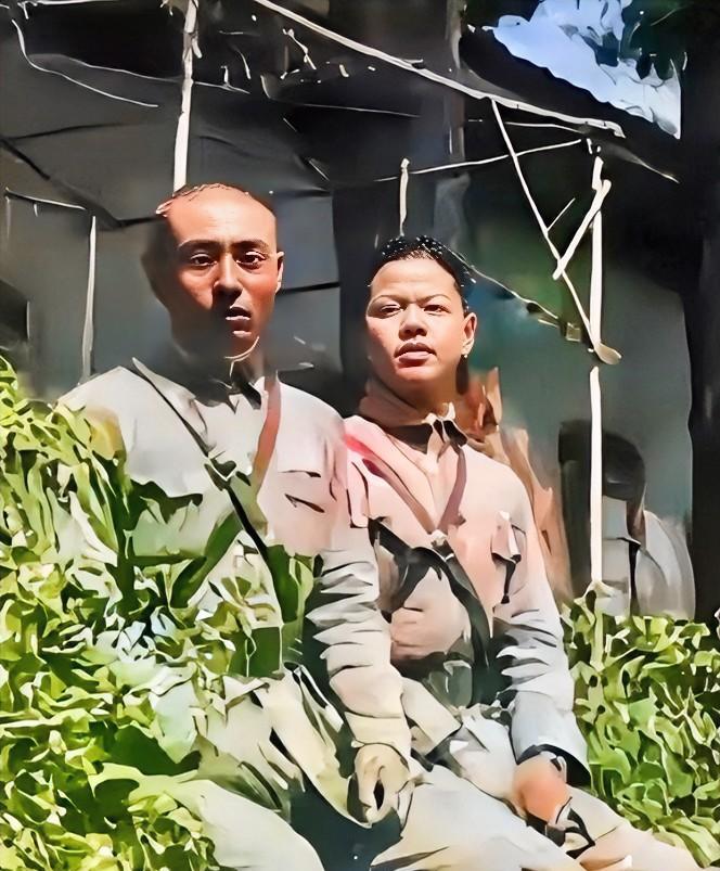 1938年，徐州会战即将打响，父子二人留下最后一张照片后，各自奔赴战场。此时，父
