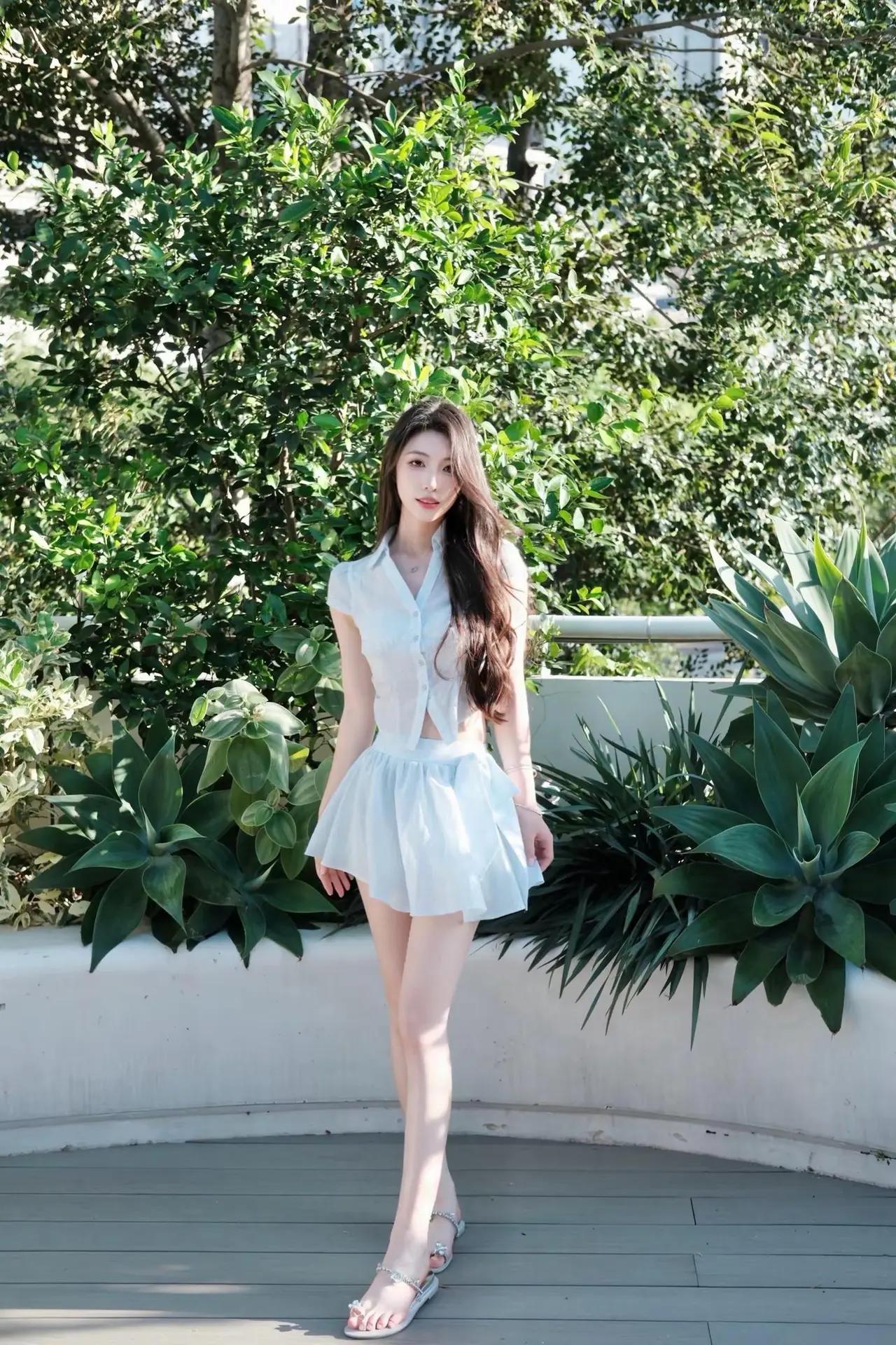 夏天穿淡蓝色的裙子套装很漂亮