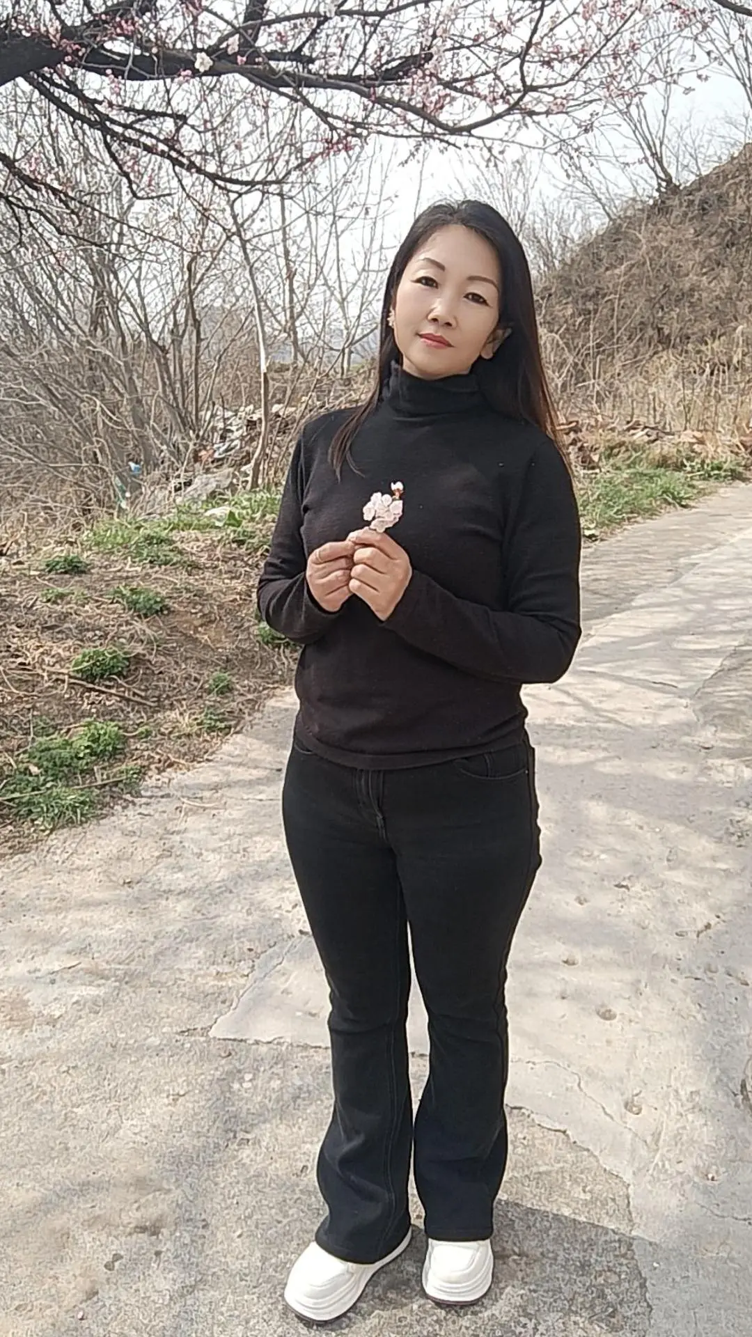 “谋生的路上，大家都很辛苦，只是有些人从来不说，因为身后有牵挂，眼里有...