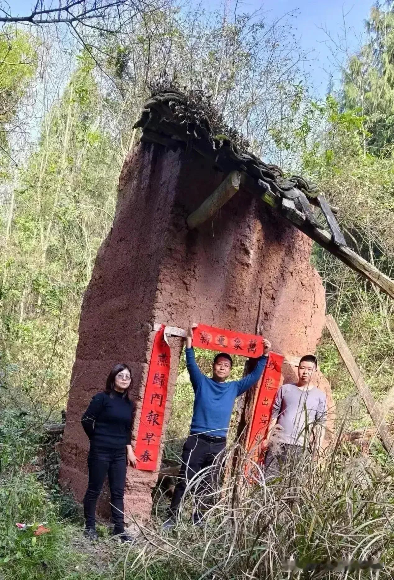 虽然老宅已经倒了，只剩破败不堪的一个门角，父母也离世多年了，但是每一年兄妹三人都