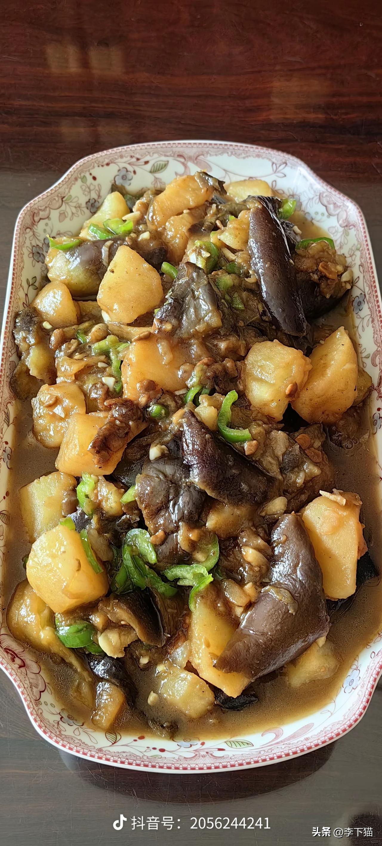 东北炖菜好吃的秘诀，并不是炖，也不是铁锅，而是因为食材来自东北。我国蔬菜的口感和