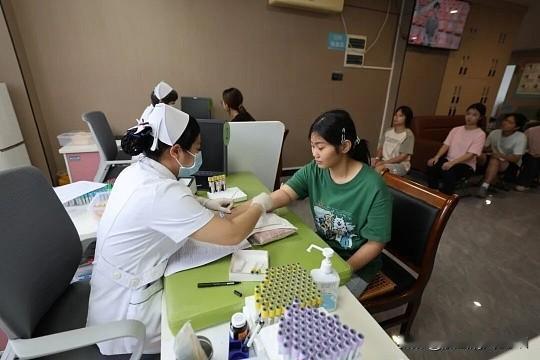 应征女兵体检有多严格女兵体检的严格程度远超普通入职体检，是“外科+内科+妇科+心