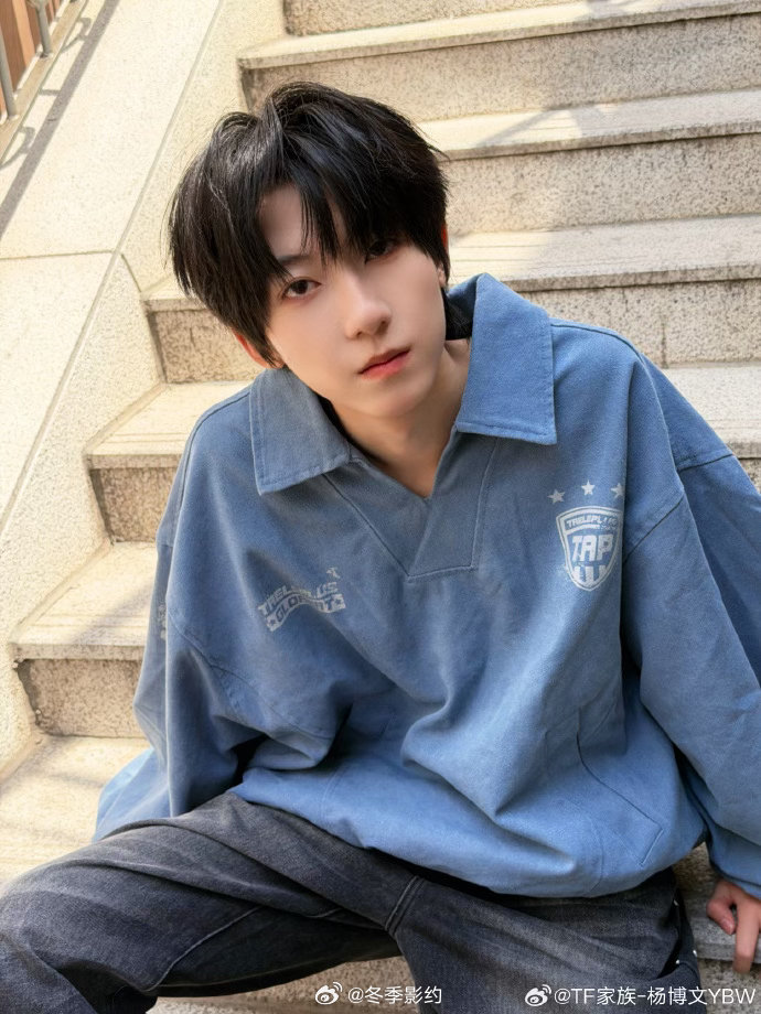 杨博文泡泡更新放学视频一身整洁校服行走在放学路上，杨博文神态柔和步履轻快，生活化