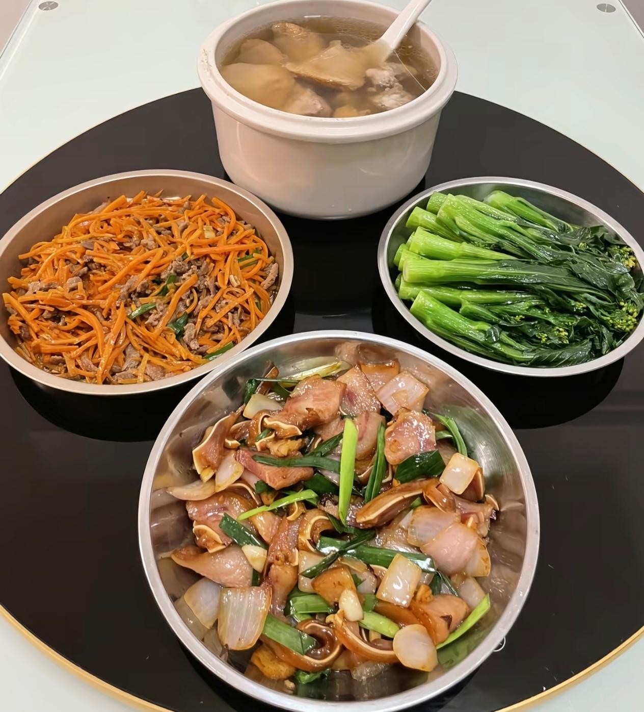 表嫂是地道广东人，做得一手地道广东家常菜，每一餐都标配一锅老火靓汤。

菜式荤素