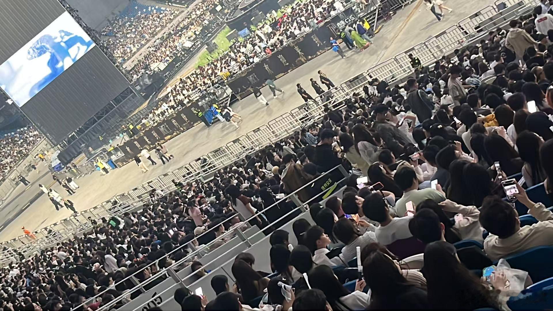 薛之谦国庆假期最后一天上座率谁能想到国庆假期最后一天，薛之谦演唱会依旧全场爆满。