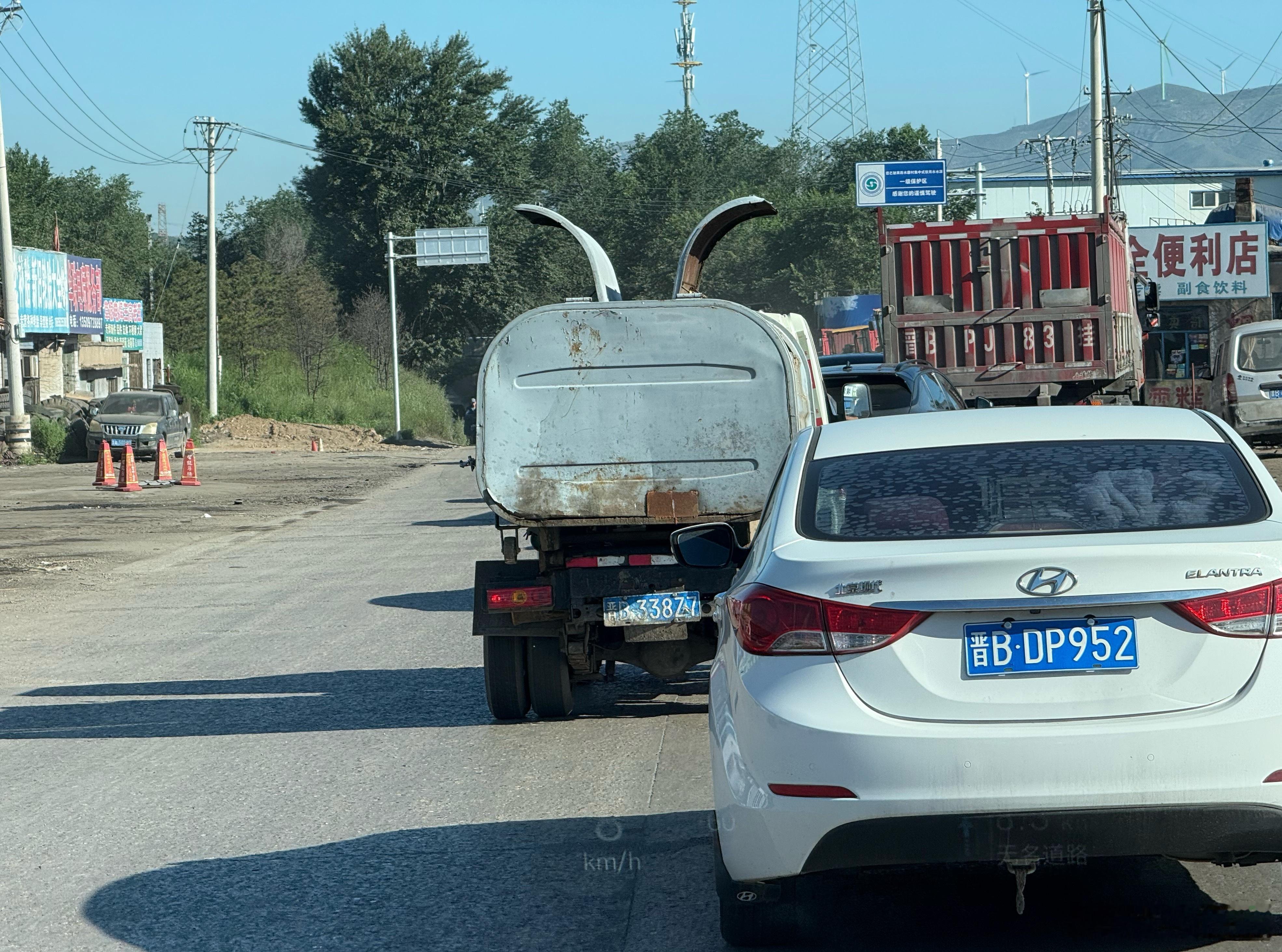 本来没多堵，左边上来一路sb给tm路口堵死了… ​​​