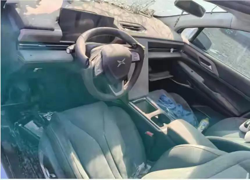 近日，一辆被称为“魂环”的事故车引发竞拍热潮。在拍卖现场，众多买家激烈角逐。原本