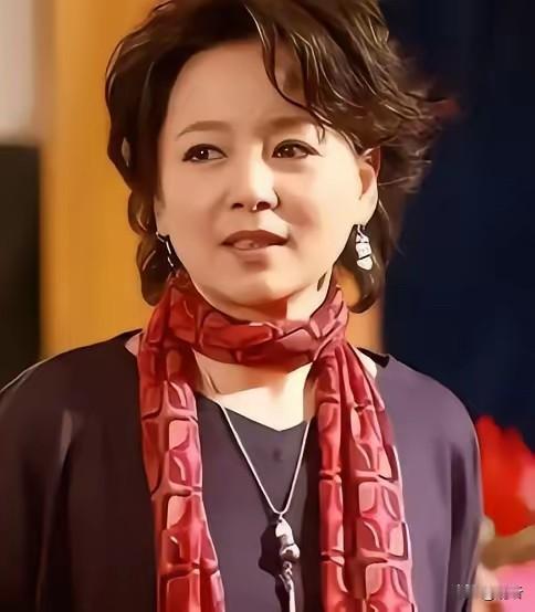 69岁的老牌影星张瑜缓步走进公证处，签完全部公证文书后，将北京四合院、上海江景大