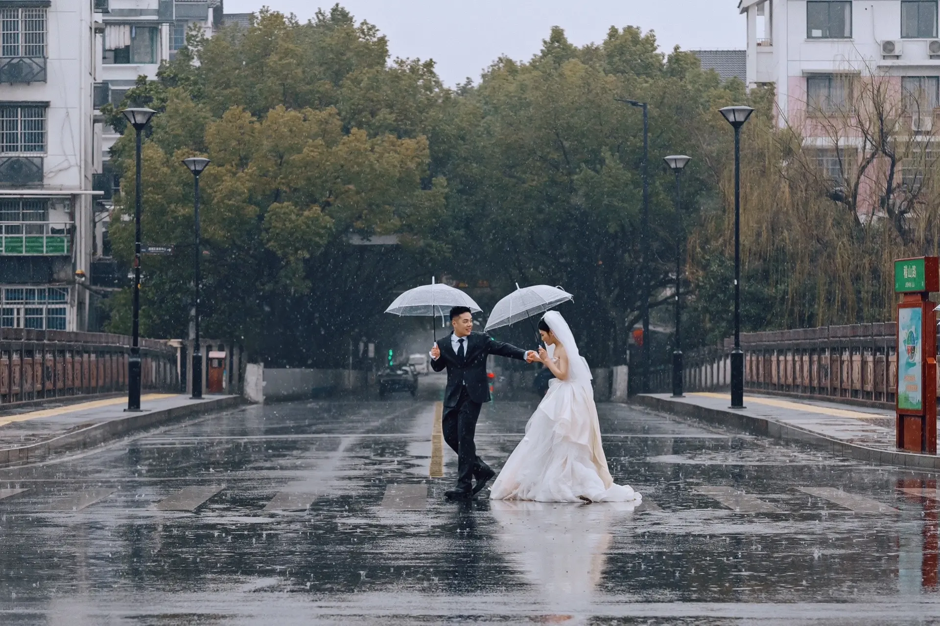 婚礼那天我们一起淋过的雨