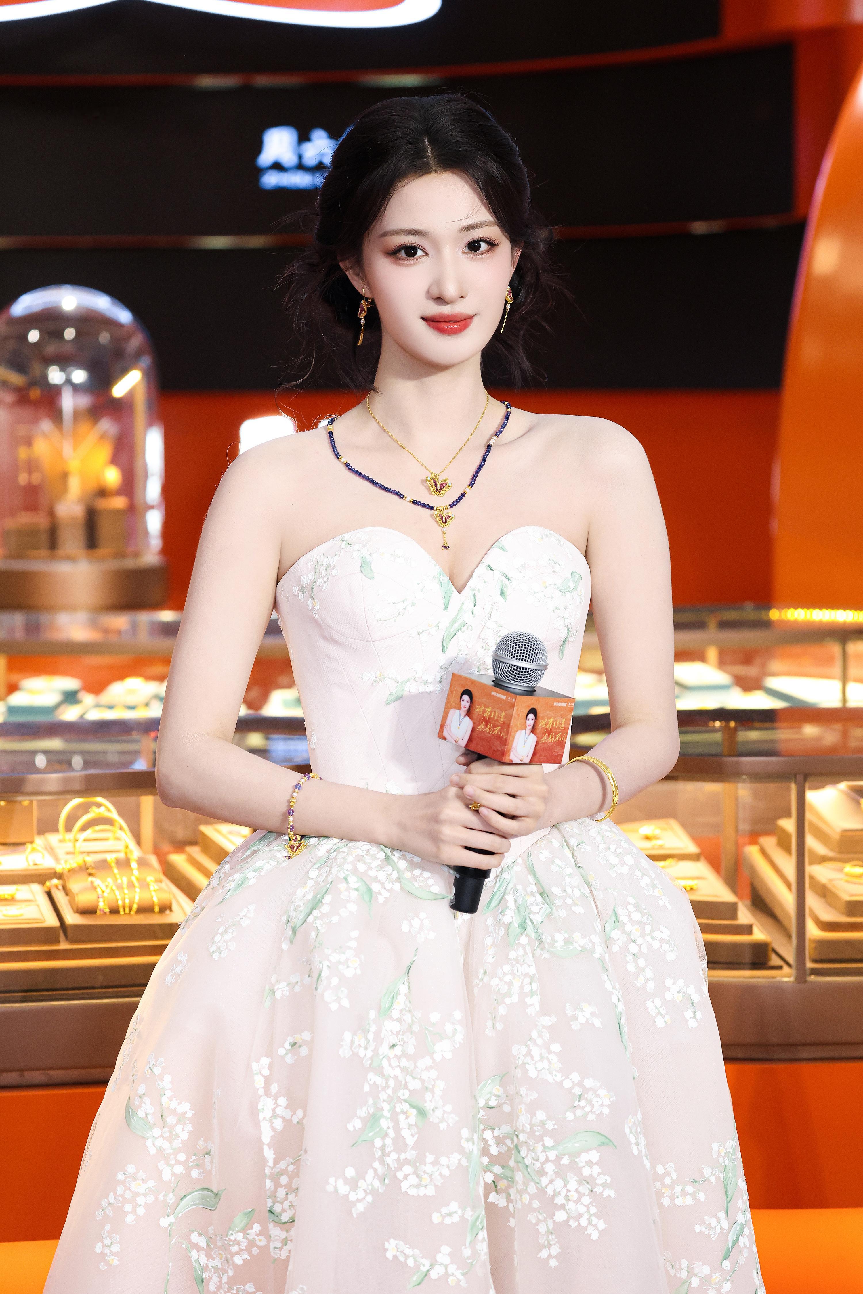 王楚然抹胸花苞裙 被王楚然美得一愣一愣的🥹 