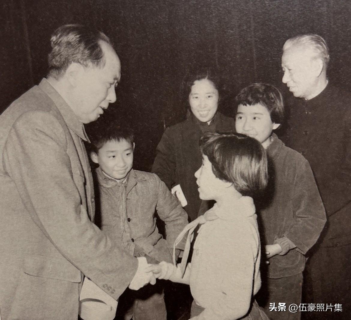 1962年，毛泽东与刘少奇一家的合影。刘少奇夫人王光美同志在晚年展现了开阔的心胸