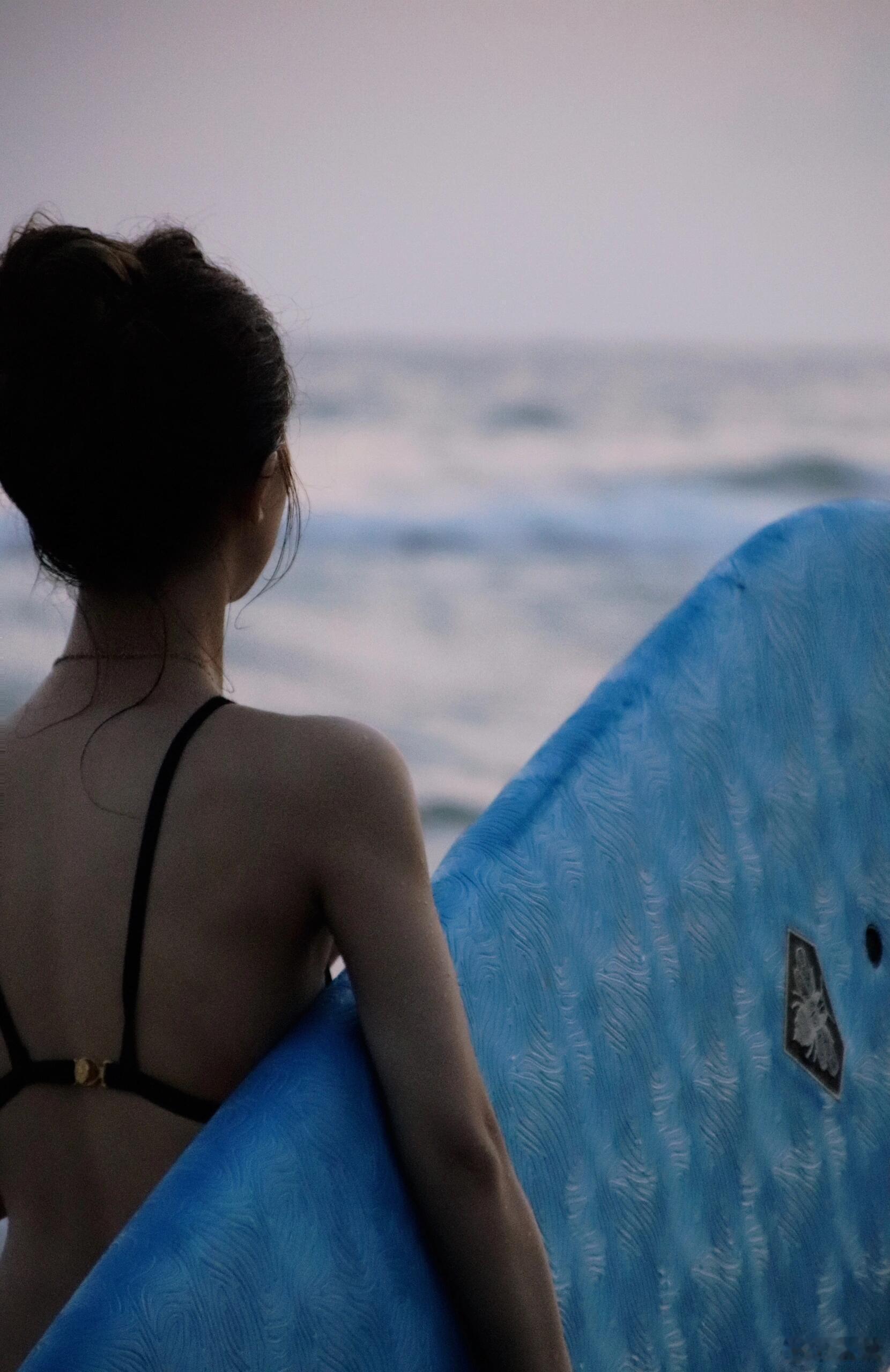 景瓷 🏄🏻‍♀️ 海边冲浪比基尼秀好身材 ​​​