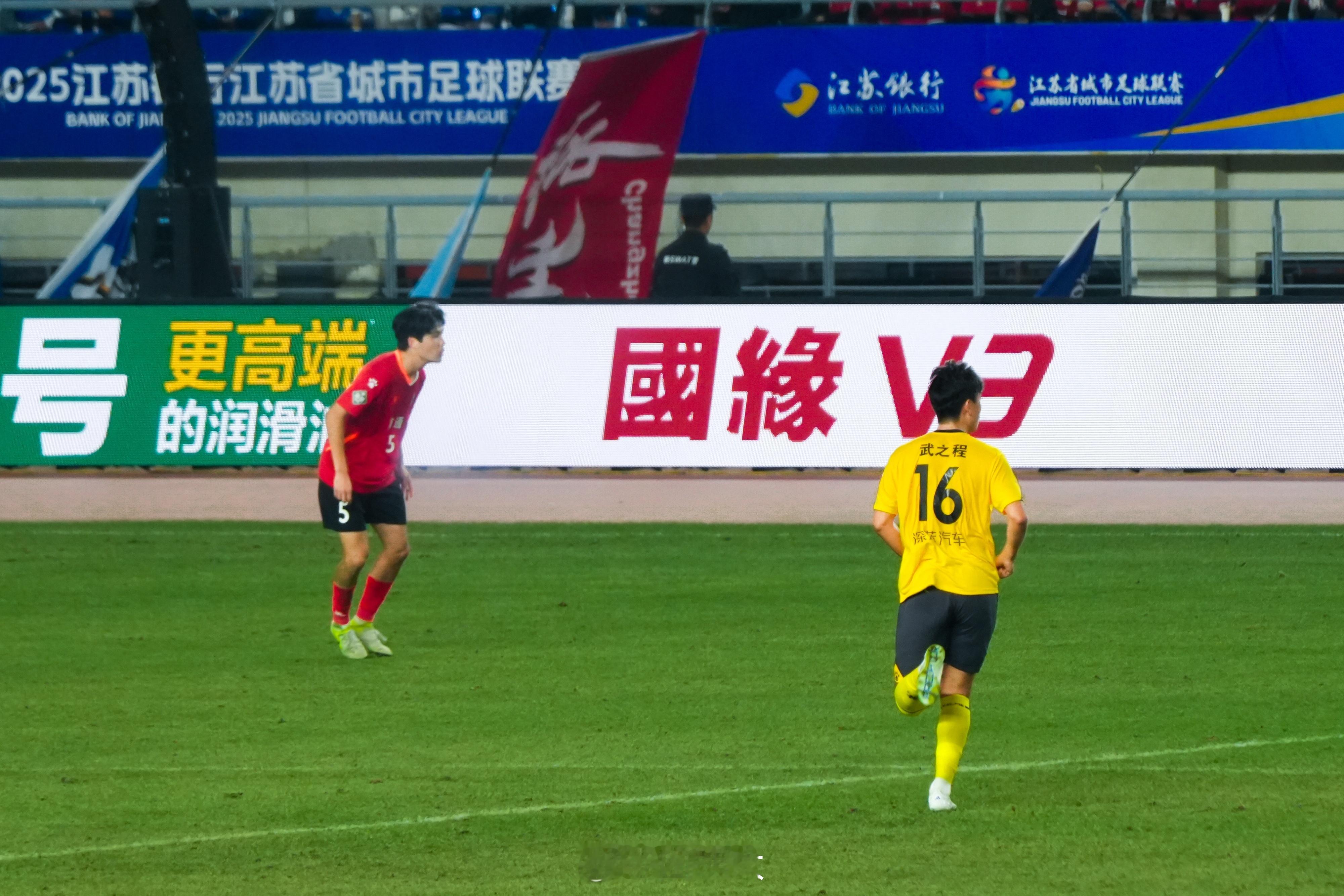 苏超决赛现场秒变深蓝海？论整活儿还得看咱们深蓝汽车气场超强的应援实力！不仅眼光独