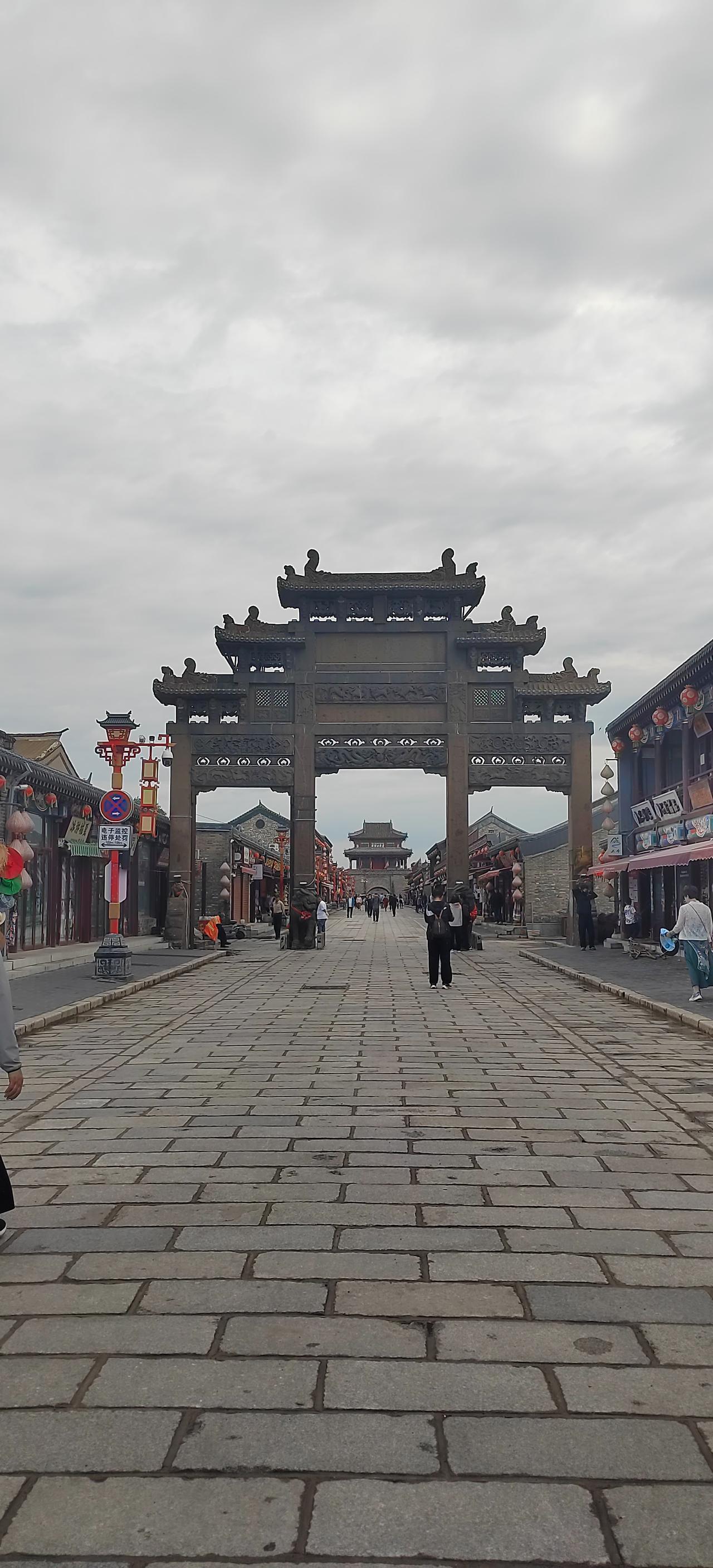 漫步兴城古城，青砖砌就的城墙历经六百年风雨洗礼，那斑驳的纹路里，藏着宁远边关的往