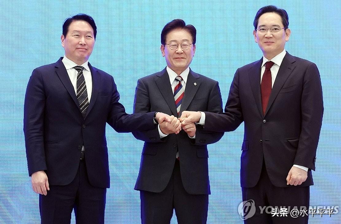 韩国总统，在大财阀前态度是很谦逊的。您瞧，总统先生几乎是90度的大鞠躬，而两位老