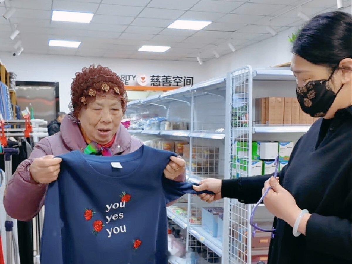 宁波解锁慈善新方式爱心买单助帮扶 12月5日，海曙区慈善商店迎来不少市民，店内爱