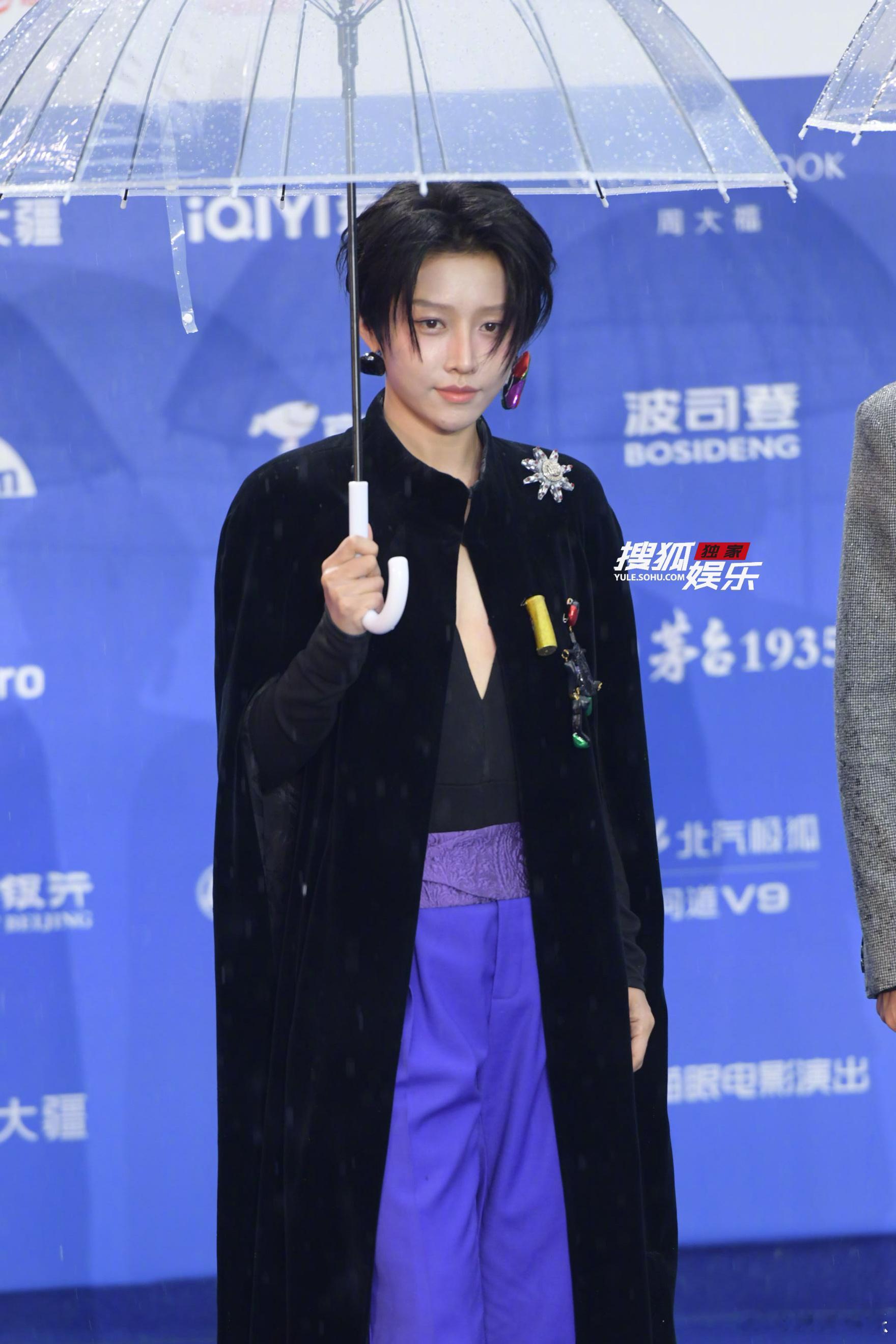 一袭丝绒披风搭配紫色裤装亮相北影节红毯，深V镂空Look美丽又有个性 北京国际电