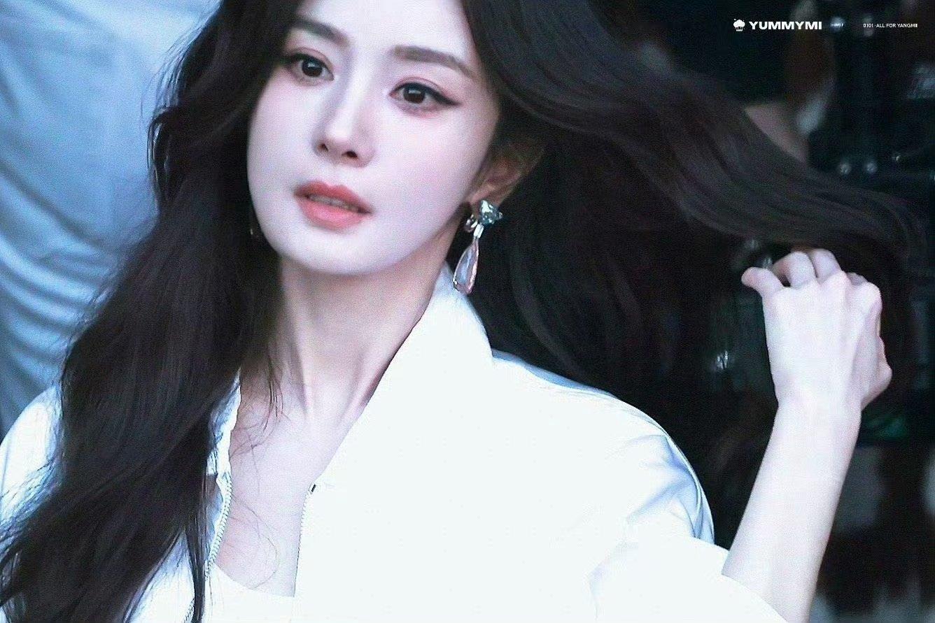 杨幂这张图居然还能更新隔着屏幕仿佛能闻到香味