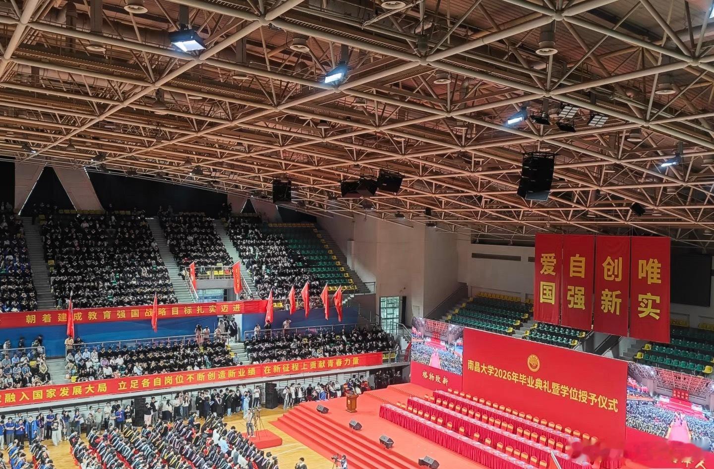 现在的毕业典礼跟签售会似的如今的毕业典礼画风彻底翻新，毕业生捧着本本围着老师排队