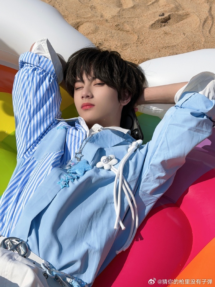 李煜东第一次来海边、李煜东海边玩沙子李煜东第一次来海边，海边玩沙子。沙滩元气小狗