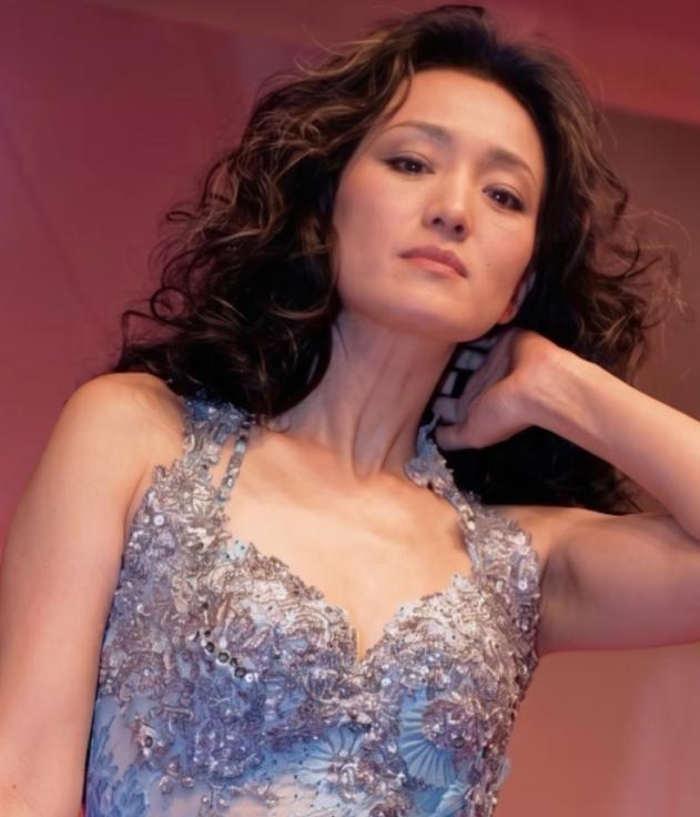 巩俐之美，是高端大气骨子里的美，不是传统意义上的“五官精致”。

巩俐的大气，是