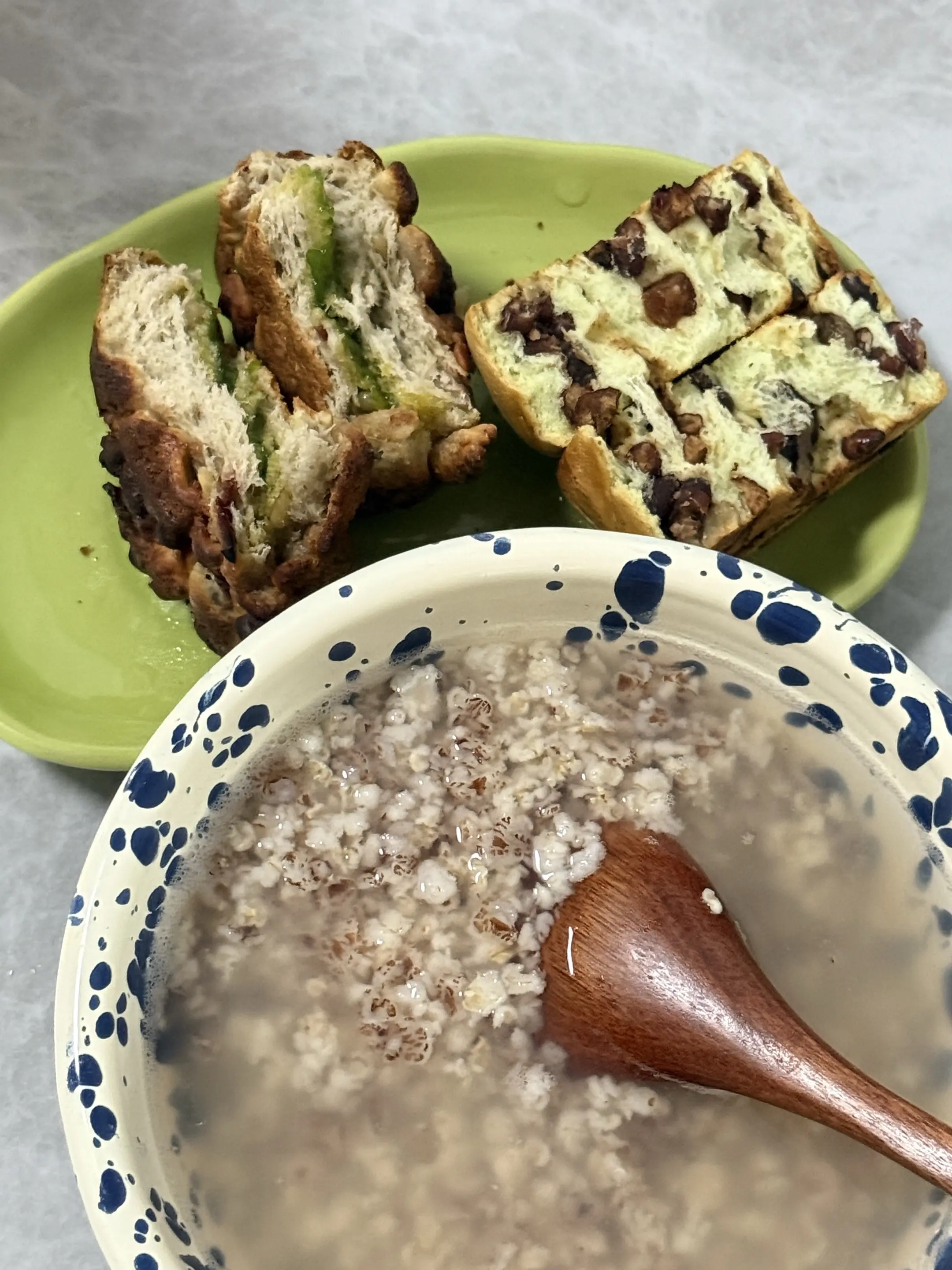 今日早餐：核桃马里奥青稞夹心欧包➕粗粮车轮面包➕燕麦