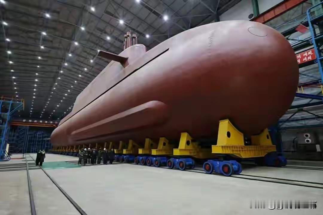 朝鲜成了全球第七个核潜艇国家，这逆袭速度太惊人。2023年它拿老033型常规潜艇