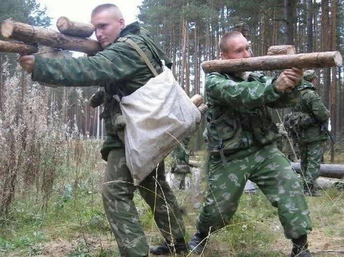 俄罗斯军方的创造力不能低估。
这是新兵在接受训练……
想知道士兵的白袋子里装的是