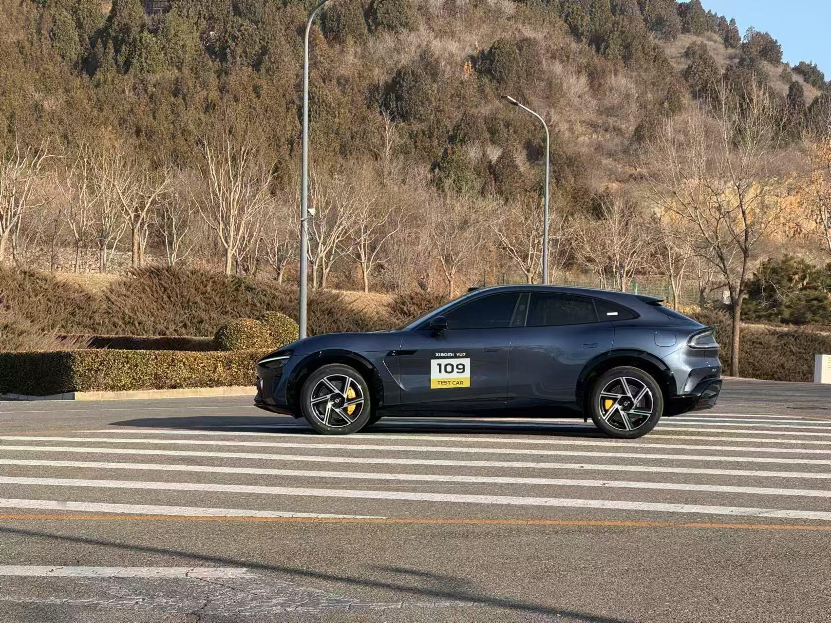 很多同学说已经开始存钱，准备入  小米yu7  ，就奔着这个颜值去。我觉得这车上