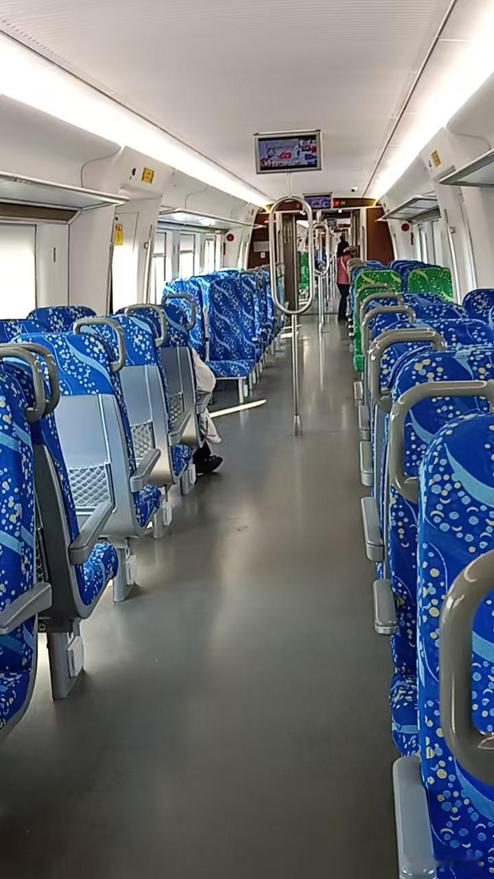 今天天气不错
中午到了金山卫乘金山小火车
原以为春运开始了，会很拥挤！
上来一看