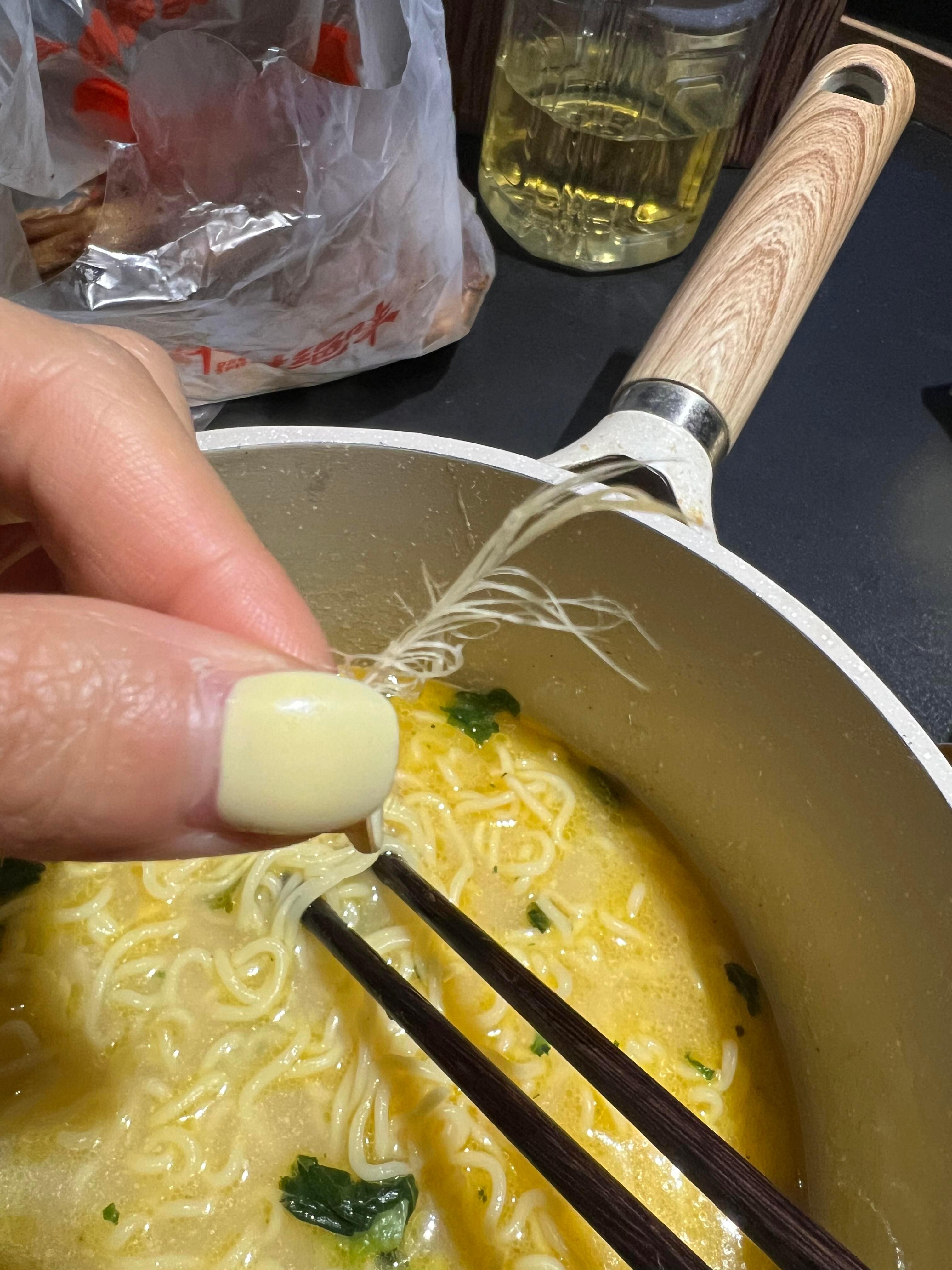 一方有难八方添乱博主：白象老母鸡泡面吃出鸡毛网友：是真鸡汤，那我就放心吃了 ​​