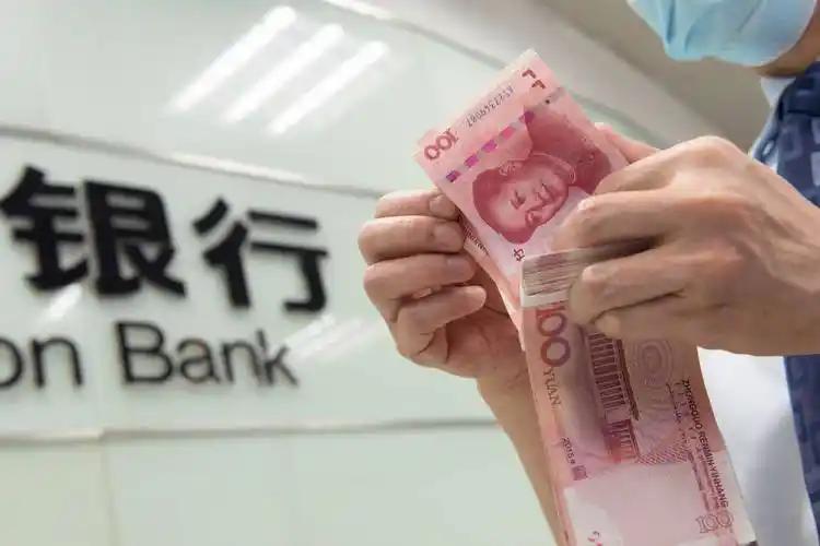 分享一些超级实用的生活“小技巧”。
1.去银行存钱，银行说这张不好存，老实拿回去