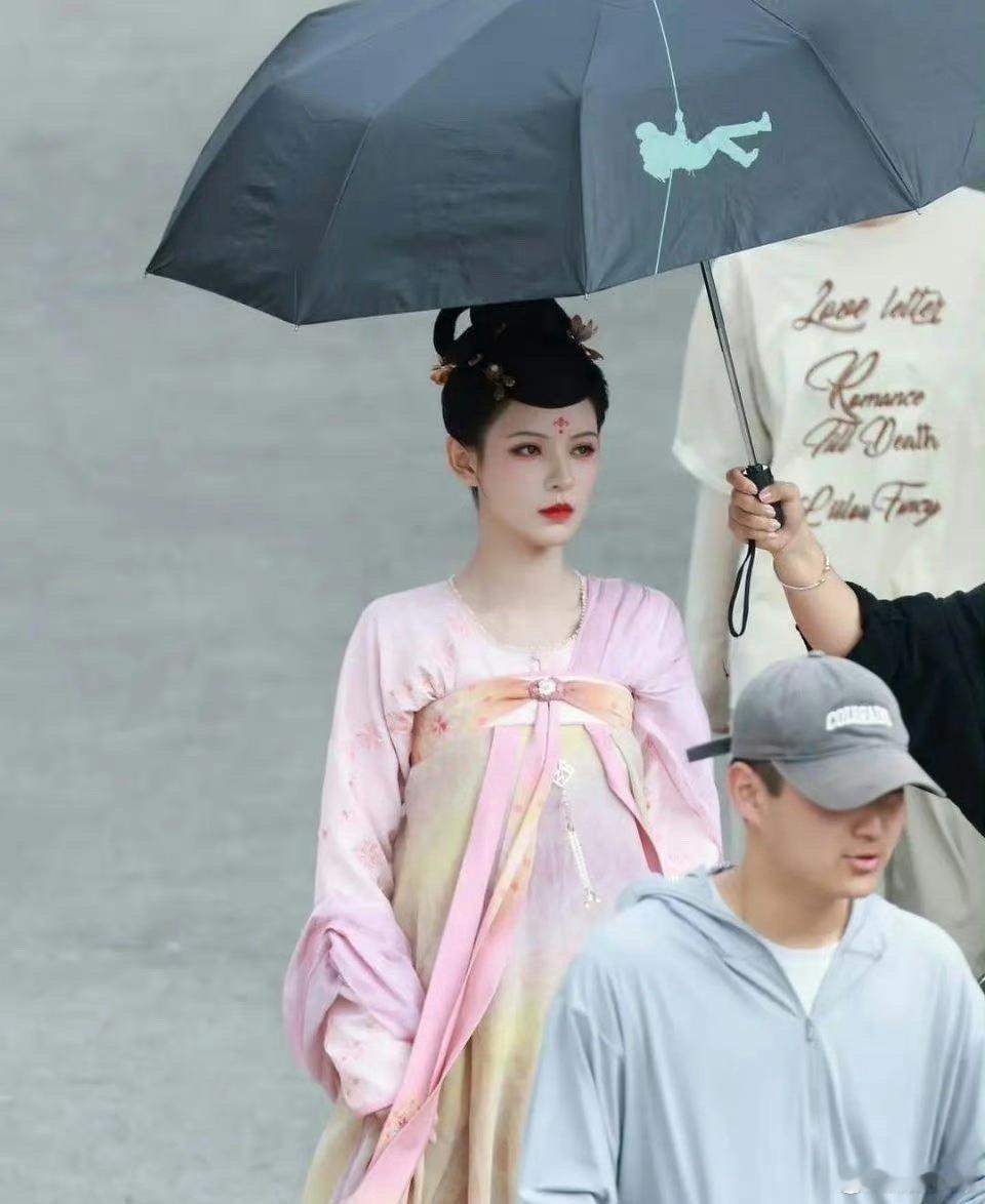 张予曦走红毯时的妆容，真的是美得让人惊艳，要比她在剧中的造型好上不少！ 