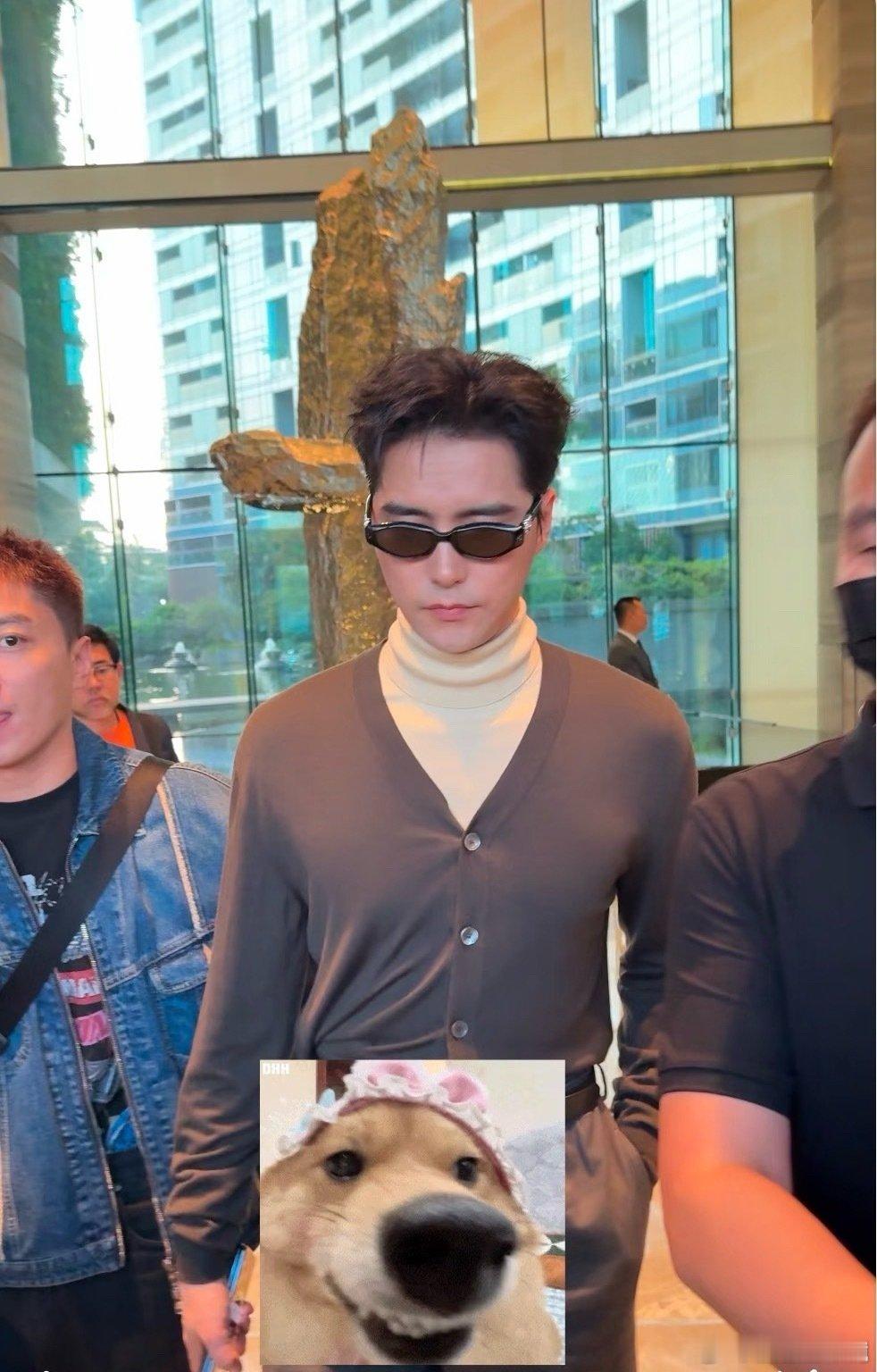 阿云嘎秋衣外穿 别人都在拼造型，在拼保暖哈哈哈，果然时尚的尽头是秋衣外穿！ 