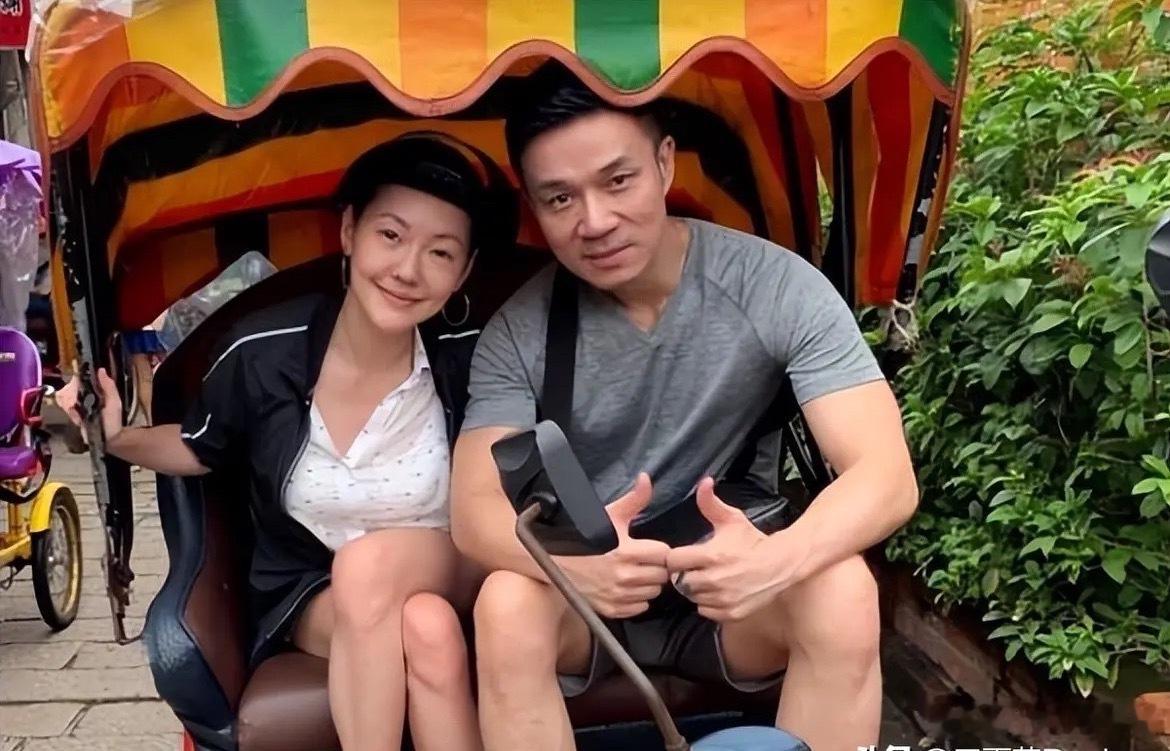 当年，许雅钧和小S出行，夫妻俩手牵手的画面​​Mike的身板真的很好看，而小S看