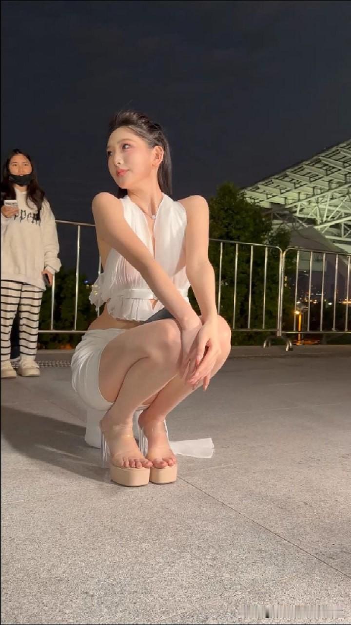 穿15cm水晶高跟拍夜场，这姐们儿是真狠
 
谁懂啊！穿15cm水晶高跟在夜场拍