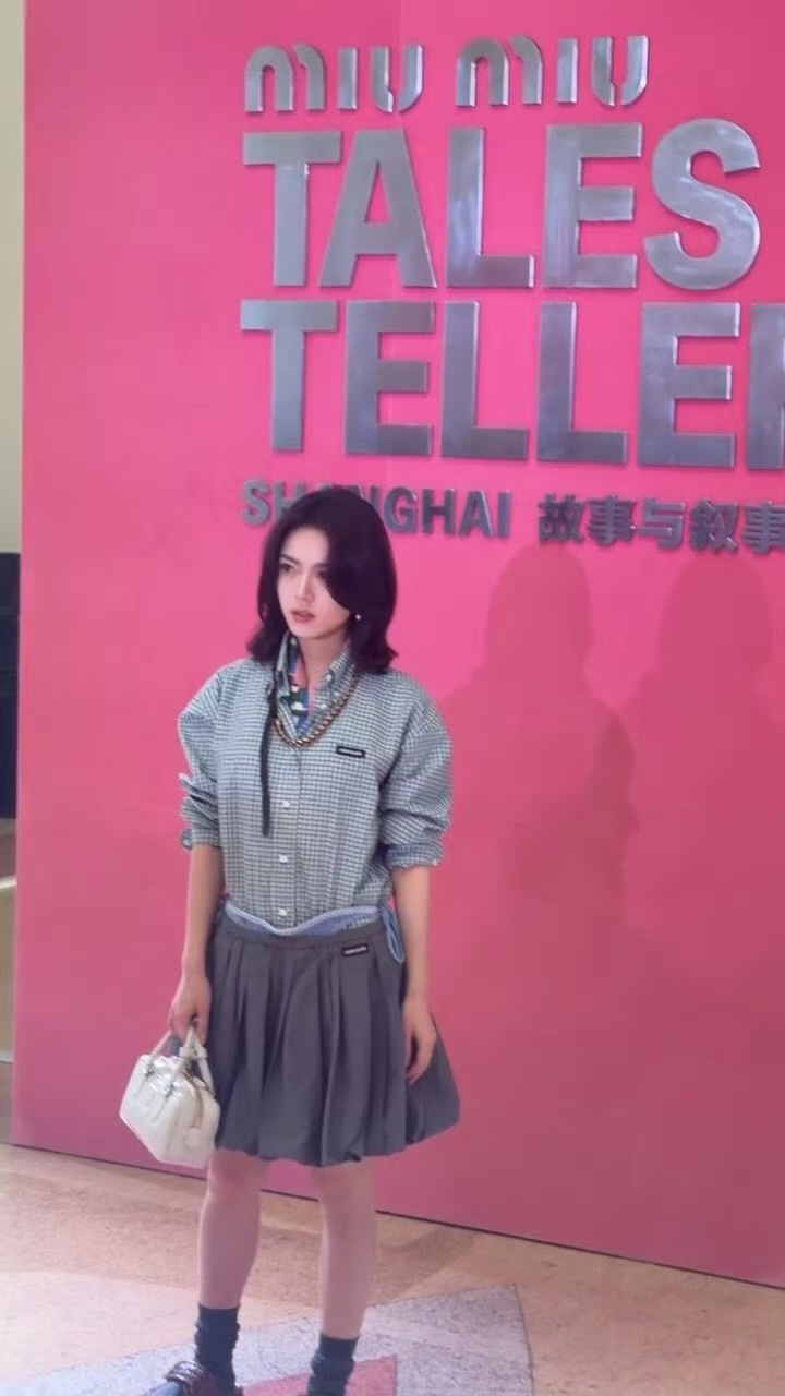 赵今麦今日亮相Miu Miu 活动直拍，身穿条纹衬衫搭配褶皱短裙，灵动优雅，文艺