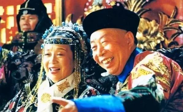 慈禧临终前死死盯着床前的李莲英，脑子里盘算着让他殉葬。伺候了老佛爷三十八年的李莲
