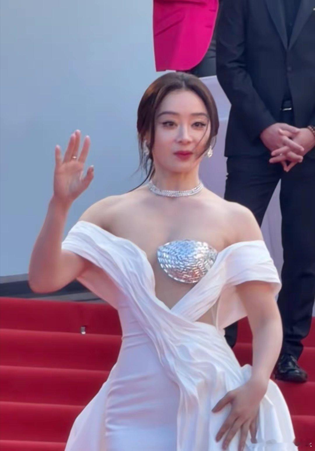是我的审美不对吗这样的礼裙真的好看吗这次戛纳电影节袁姗姗穿着一袭白裙出席亮相不仔