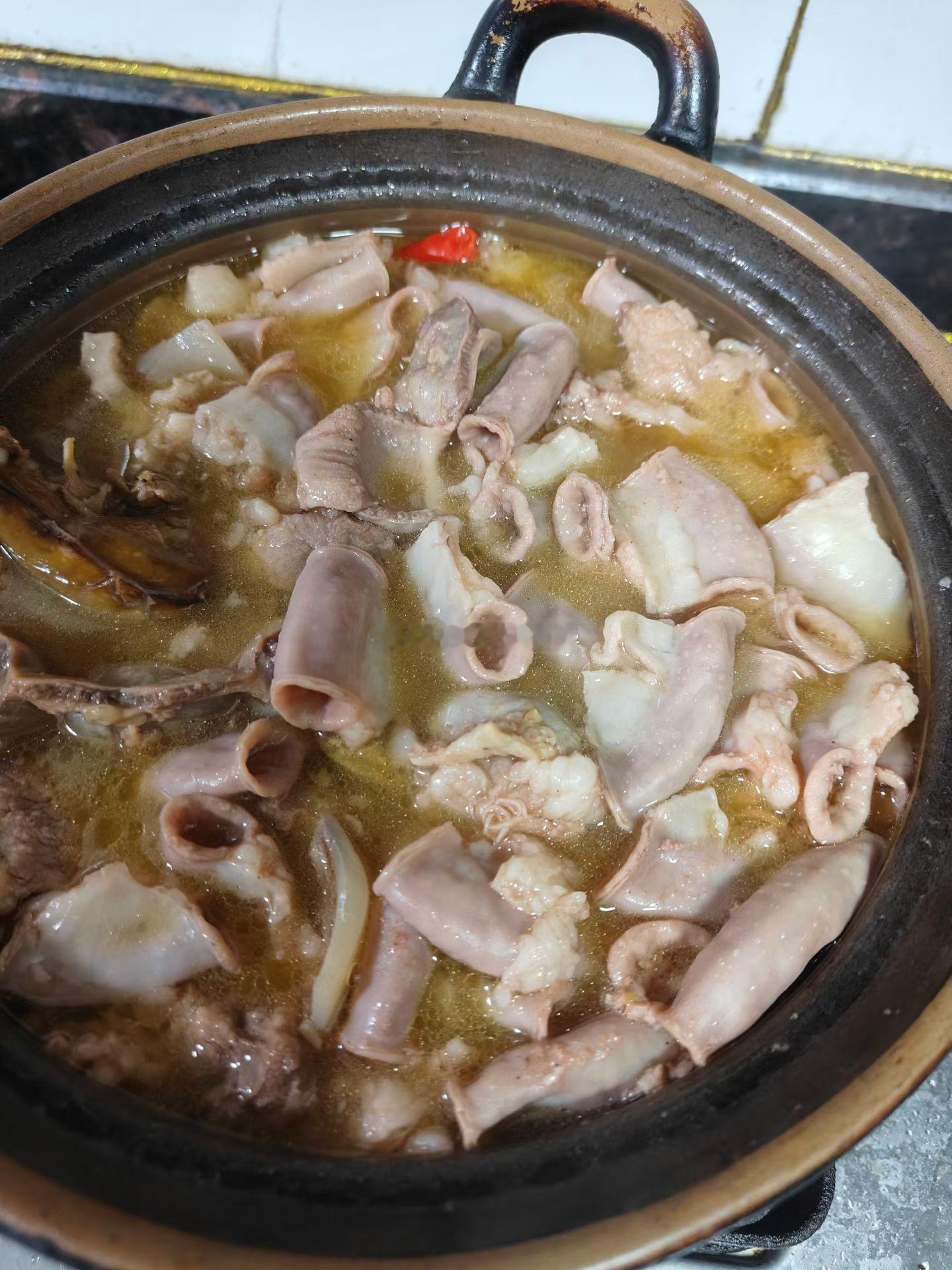 瘦人无法理解的吃饭习惯 瘦人看到我这菜可以吃几碗饭？ 这煲猪肠外面买你88不过分