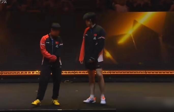 莎莎和头哥颁奖仪式上又出洋相。主持人喊冠军上台时，两人摇摇摆摆走上来，那架势跟平