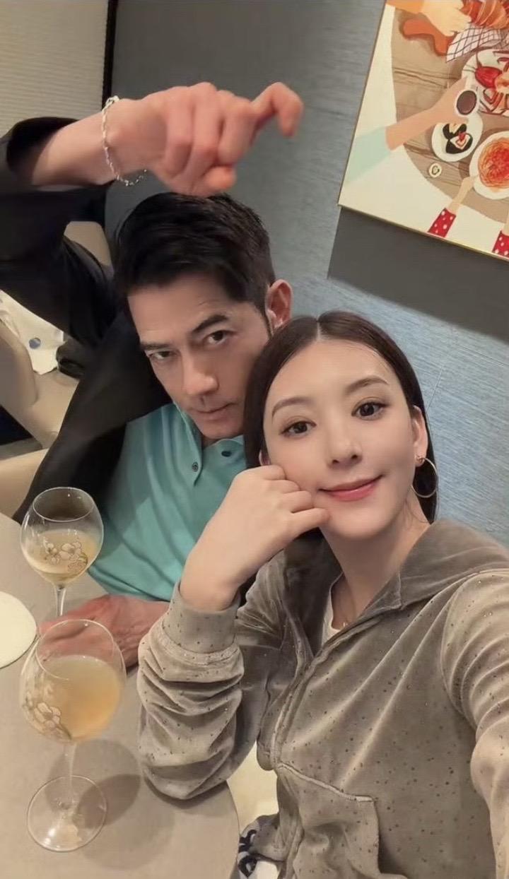 郭富城方媛庆结婚九周年，夫妻俩好甜蜜。60岁的郭富城晒照庆结婚周年，他...