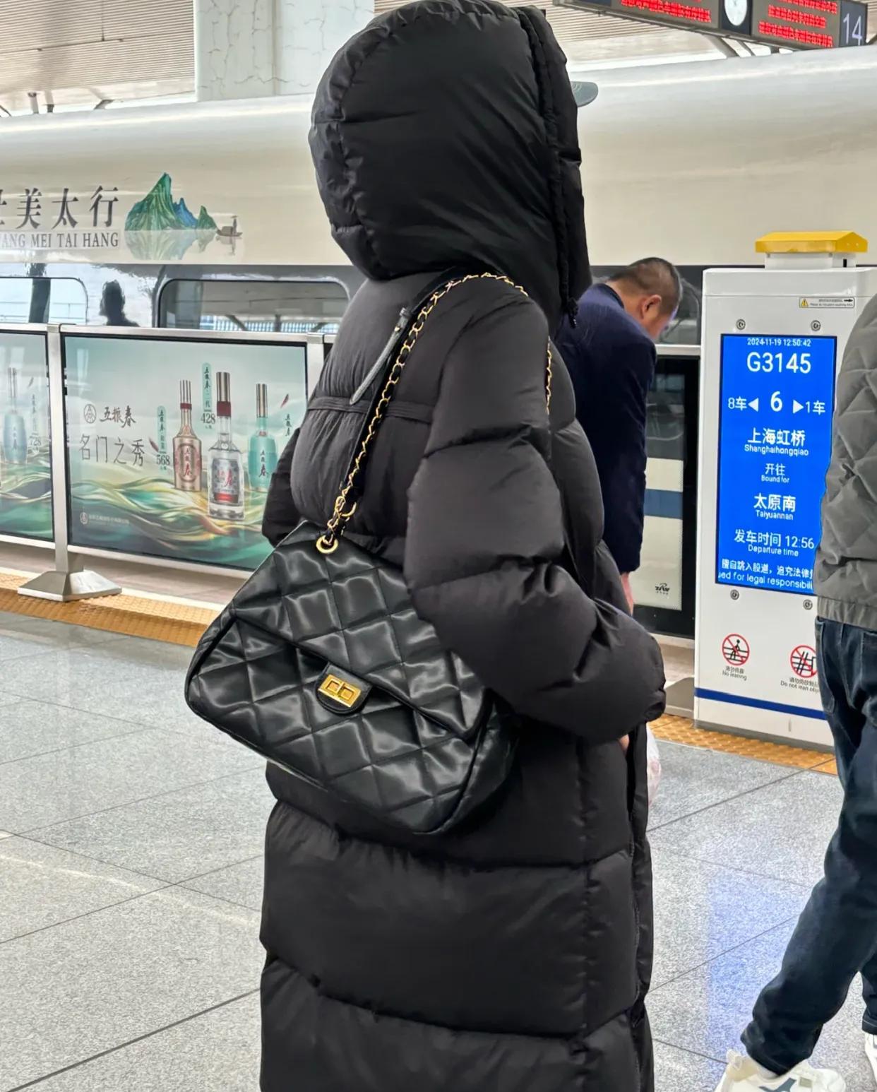 高铁站看到的！！真的无敌了！简直令人惊艳！
我一直以来都认为，长款羽绒服穿上身总