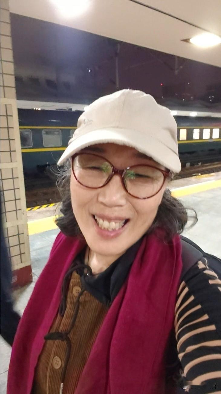 凌晨四点四十，长沙细雨绵绵，透着丝丝凉爽。
长沙以蒙蒙细雨迎接我的到来，我披上羊