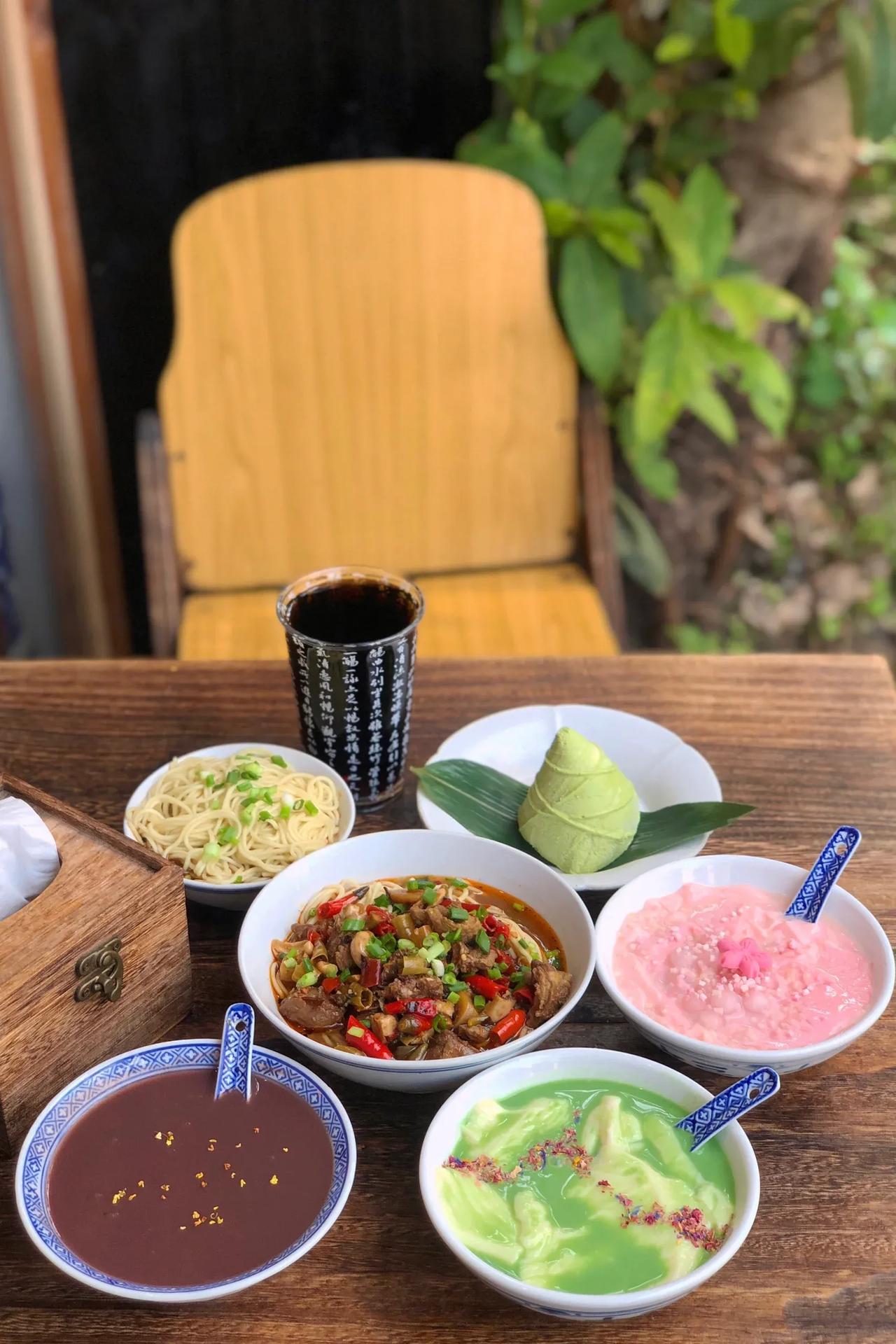 在重庆，必打卡的中式下午茶🍵

藏在尚品路里的一家中式小吃店铺，除了粽子还有中